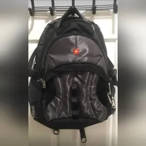 Like NEW Swiss Army Black and Silver Large Backpack Laptop Or Computer Shoulder Swissgear 3760 Large Computer ScanSmart Laptop Backpack  main image 4